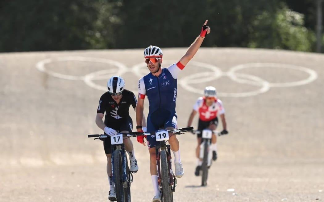 New Zealand's Anton Cooper has finished second in a Paris Olympics test event.