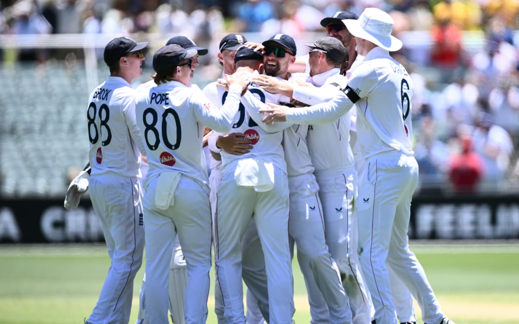 Brydon Carse of England (centre) celebrates taking the catch to dismiss Cameron Green of Australia, third Ashes Test, 2025.