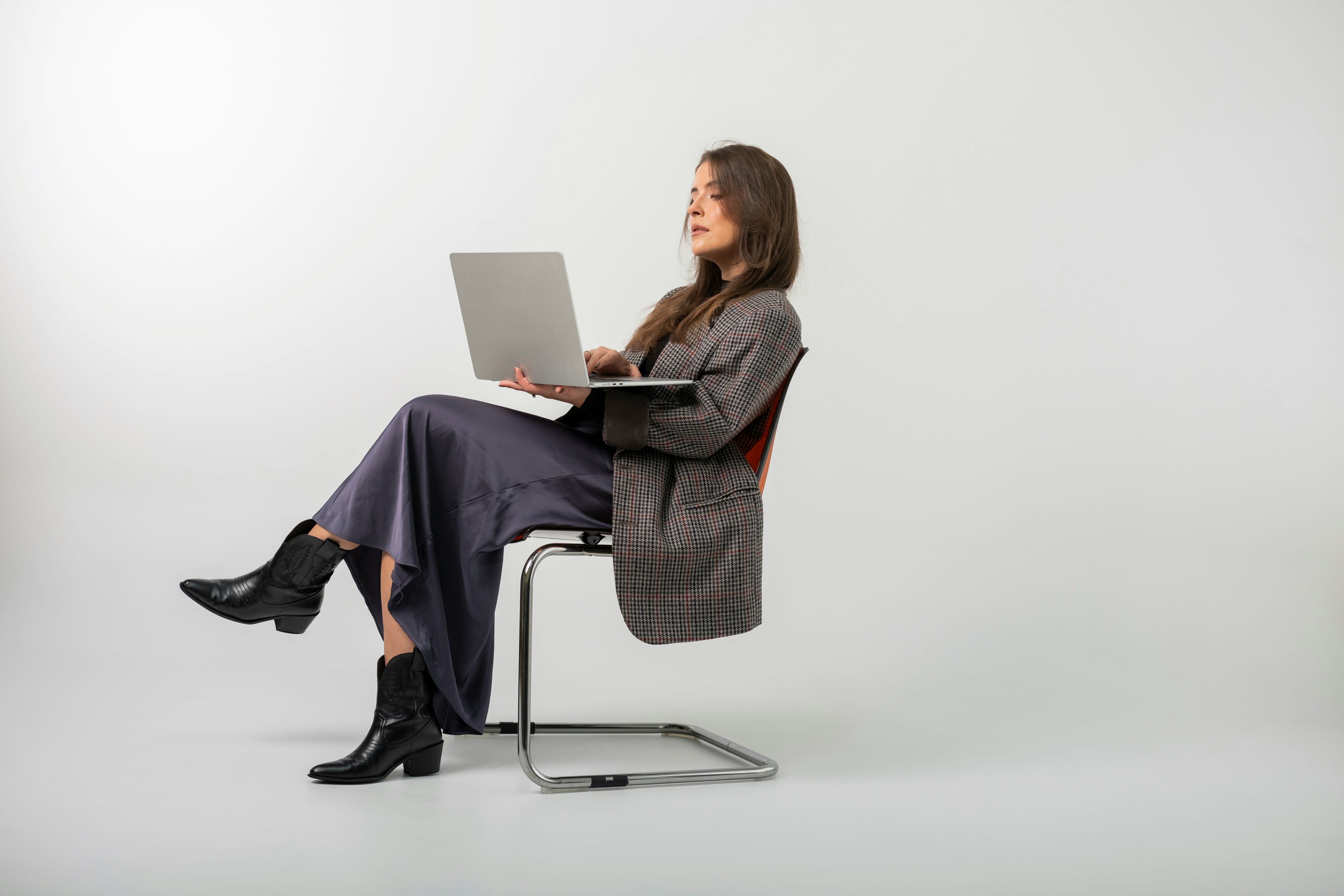 How you sit and stand reveals a lot about your health | RNZ