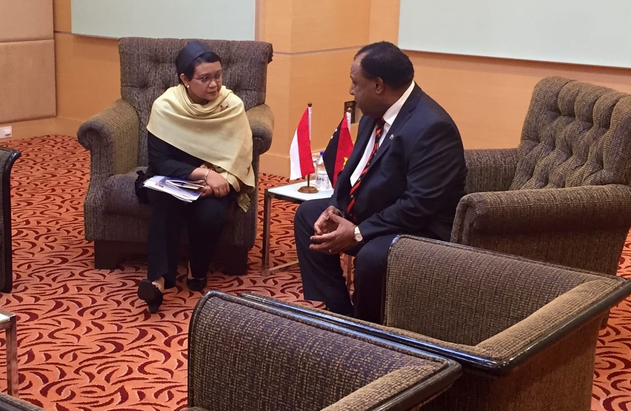PNG Foreign Minister Rimbink Pato (right) talking to his Indonesian counterpart Retno Marsudi.