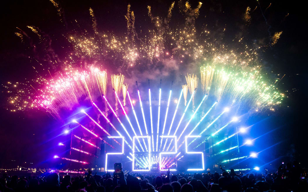 AMSTERDAM - Partygoers usher in the New Year at Museumplein during the fireworks show. Consumer fireworks are banned in Amsterdam during New Year's Eve, and an electronic light show has been organized instead. ANP KOEN VAN WEEL netherlands out - belgium out (Photo by Koen van Weel / ANP MAG / ANP via AFP)