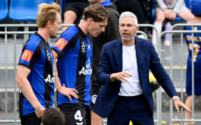 Auckland FC manager Steve Corica speaks to Francis de Vries (L) and Nando Pijnaker during the A-League match against Western United.
