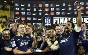 The Highlanders get their hands on the prize after winning the Super 15 competition for the first time.