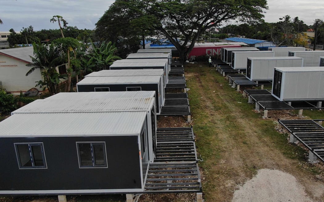 Se están construyendo casas prefabricadas hechas con contenedores en Wahakolo Road, Kolofo, cerca del edificio del Fondo Nacional de Pensiones. Foto: MOI. Nuku'alofa, Tonga. Julio de 2024.