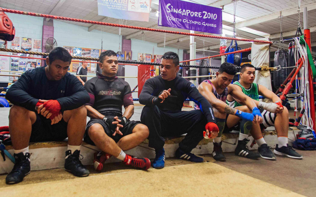Mose Auimatagi Jnr (middle) gives younger fighters some advice.
