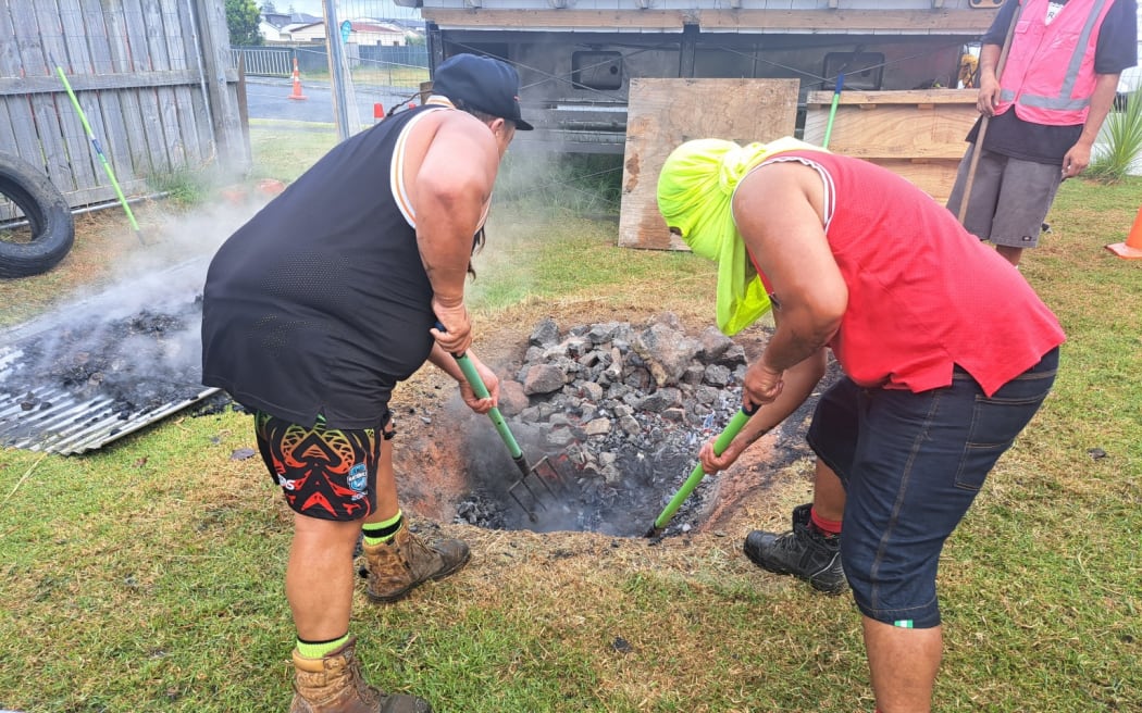 Volunteers set up a hāngī.