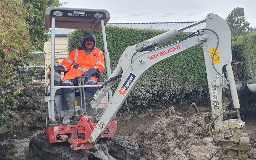 Digger driver 'Mr Ed' on the job in Pakowhai.