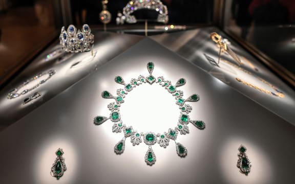 (FILES) This photograph shows "Collier et boucles d'oreilles de la parure d’émeraudes de l'impératrice Marie-Louise" (necklace and earrings of the set of jewelry of Empress Marie-Louise) displayed at Apollon's Gallery on January 14, 2020 at the Louvre museum in Paris after the reopening of the Gallery following ten months of renovations. Thieves raided Paris's Louvre museum in broad daylight on October 19, 2025, taking just seven minutes to grab some of France's priceless crown jewels, but dropping a gem-encrusted crown as they fled, officials and sources said. "Two high-security display cases were targeted, and eight objects of invaluable cultural heritage were stolen," said the ministry statement. They included the emerald-and-diamond necklace that Napoleon gave his wife Empress Marie Louise, and the crown of Empress Eugenie, the wife of Napoleon III. (Photo by STEPHANE DE SAKUTIN / AFP)