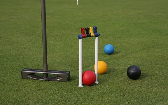 Fenwick Elliott Series 4 carbon fibre croquet mallet, Dawson high density plastic balls and cast iron hoop with clips.