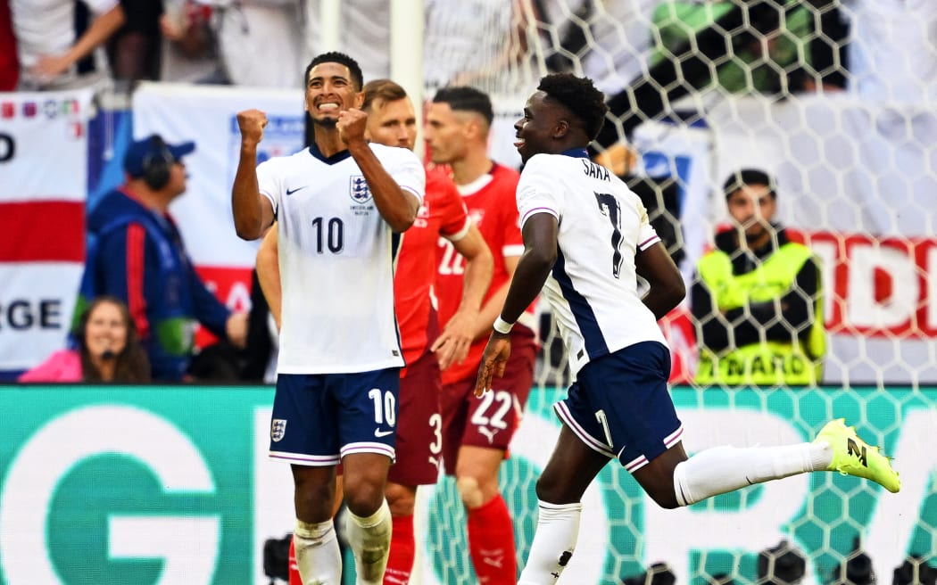 England's Bukayo Saka (r) celebrates his goal.