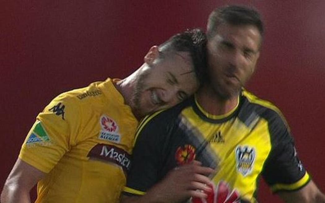 The Mariners' Roy O'Donovan headbutts the Phoenix's Manny Muscat
