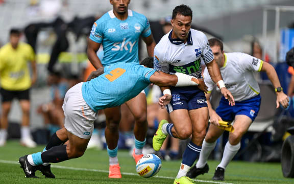 Moana Pasifika halfback Augustine Pulu tackles Blues opposite Sam Nock.