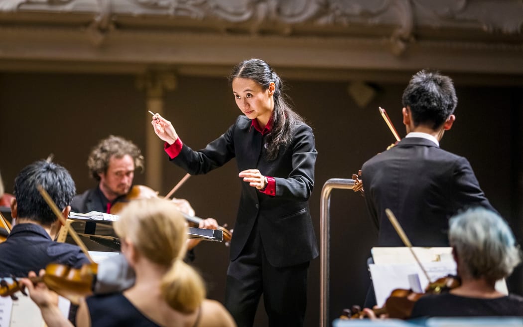 Tianyi Lu conducting the APO