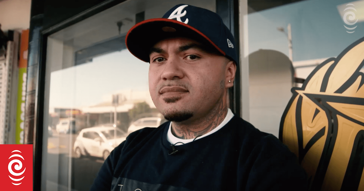 Artysta tatuażu Papakura, który rysuje gwiazdy i służy swojej społeczności