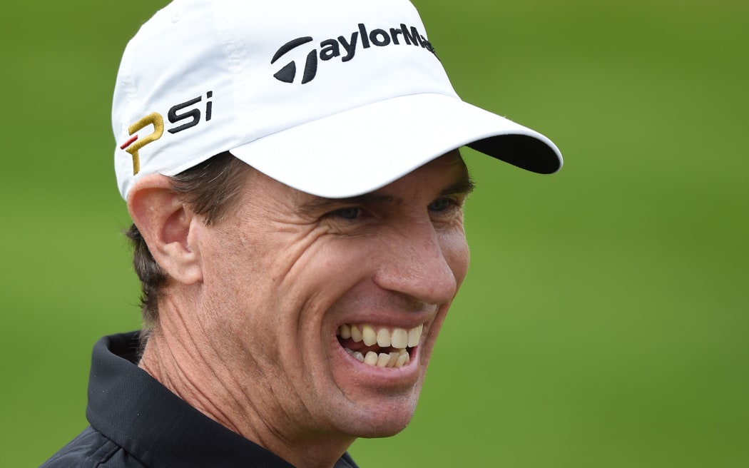 Alker shoots an ace but loses lead at Senior British Open RNZ News