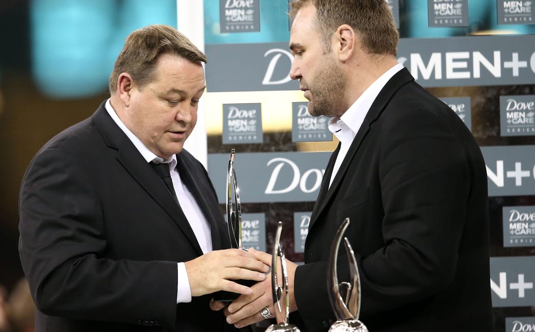 Steve Hansen (left) is presented with World Rugby's Coach of the Year Award for 2014.