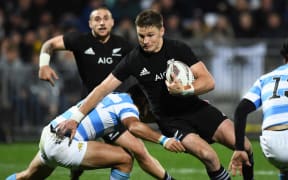 Beauden Barrett tries to breach the Pumas defence.