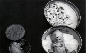 Toy dolls inside miniature hatboxes were reportedly sold outside the courthouse when Minnie Dean was tried for murder