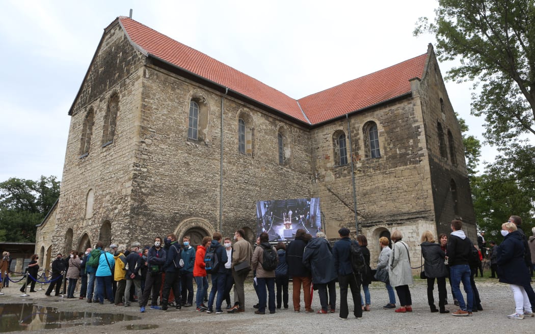 05 September 2020, Saxony-Anhalt, Halberstadt: Visitors stand in front of the Burchardi Church to experience the change of sound.