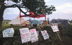 Protest banners at Ihumatao