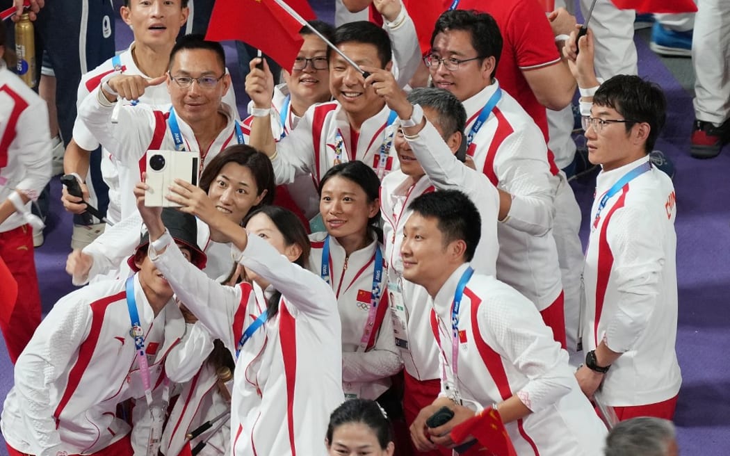 (240811) -- PARIS, Aug. 11, 2024 (Xinhua) -- Members of the Chinese delegation pose for a selfie during the closing ceremony of the Paris 2024 Olympic Games at the Stade de France in Paris, France, Aug. 11, 2024. (Xinhua/Zheng Huansong) (Photo by Zheng Huansong / XINHUA / Xinhua via AFP)