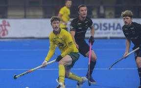 Australia's Matt Dawson (L) fights for the ball during the men's semi-final match between Australia and Germany at the FIH Odisha Field Hockey Men's World Cup 2023, in Bhubaneswar on January 27, 2023. (Photo by Dibyangshu SARKAR / AFP)