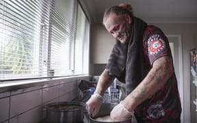 Vonz Kaukau making rewana bread