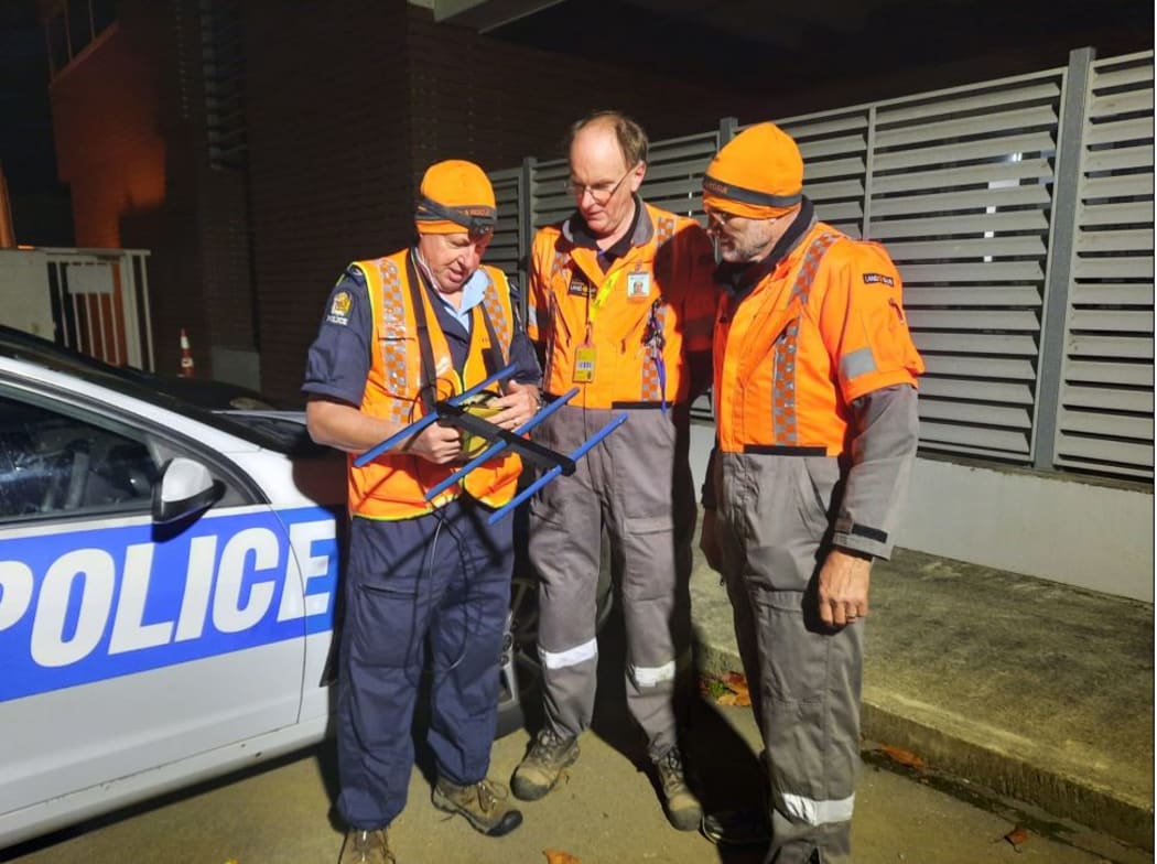 Sgt Andy Brooke demonstrates a Wandersearch radio and antenna to members of the Horowhenua SAR group.