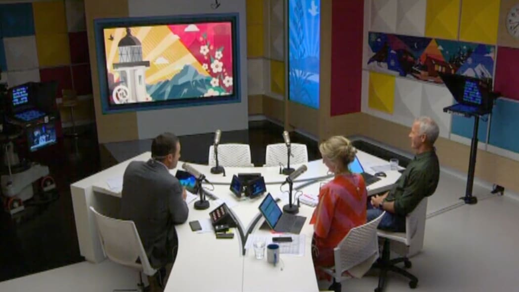 The AM show turn the lights off to tell the government the media are in trouble.