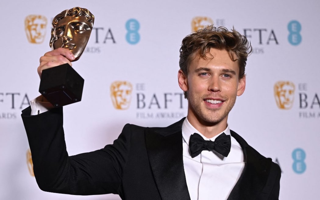 US actor Austin Butler poses with the award for Best leading actor for his role in 'Elvis' during the BAFTA British Academy Film Awards ceremony at the Royal Festival Hall, Southbank Centre, in London, on February 19, 2023. (Photo by JUSTIN TALLIS / AFP)