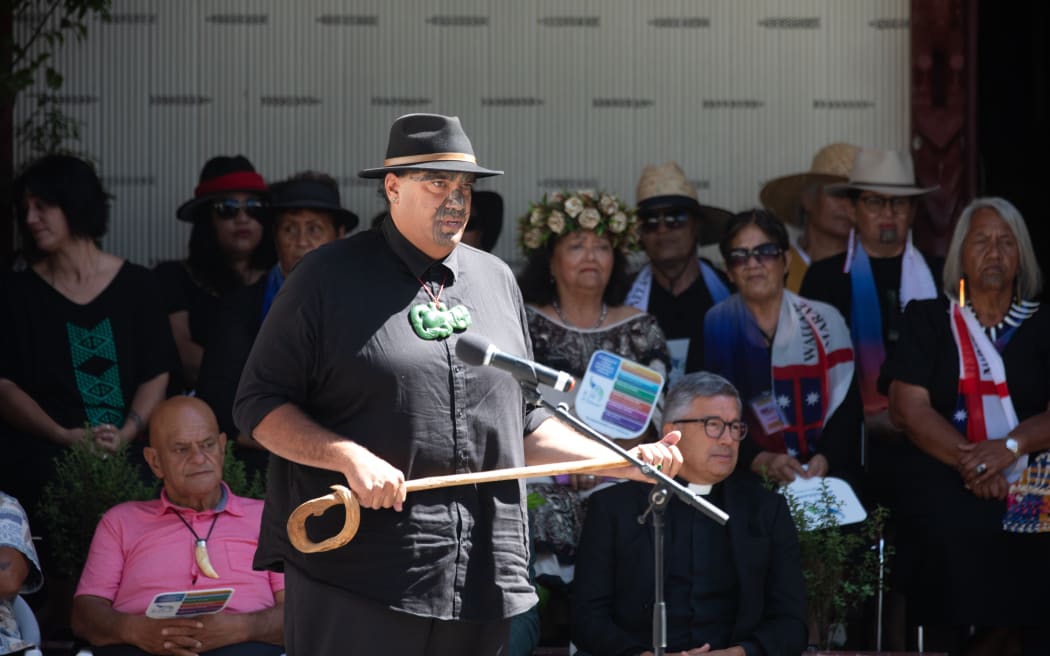 Aperahama Edwards speaking on the paepae