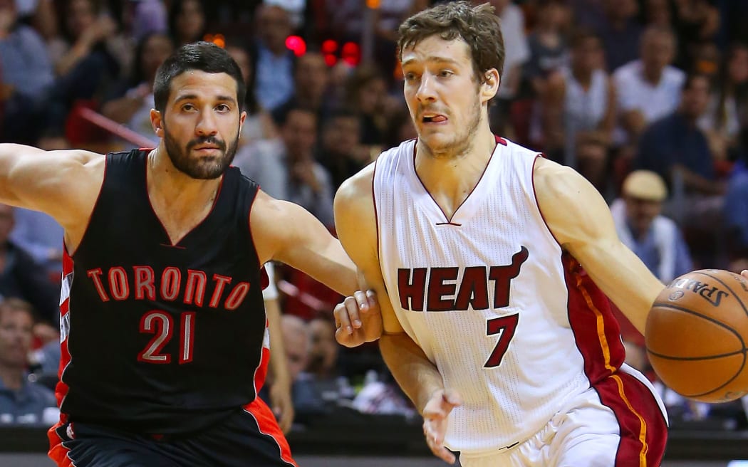 Goran Dragic (7) drives against Greivis Vasquez.