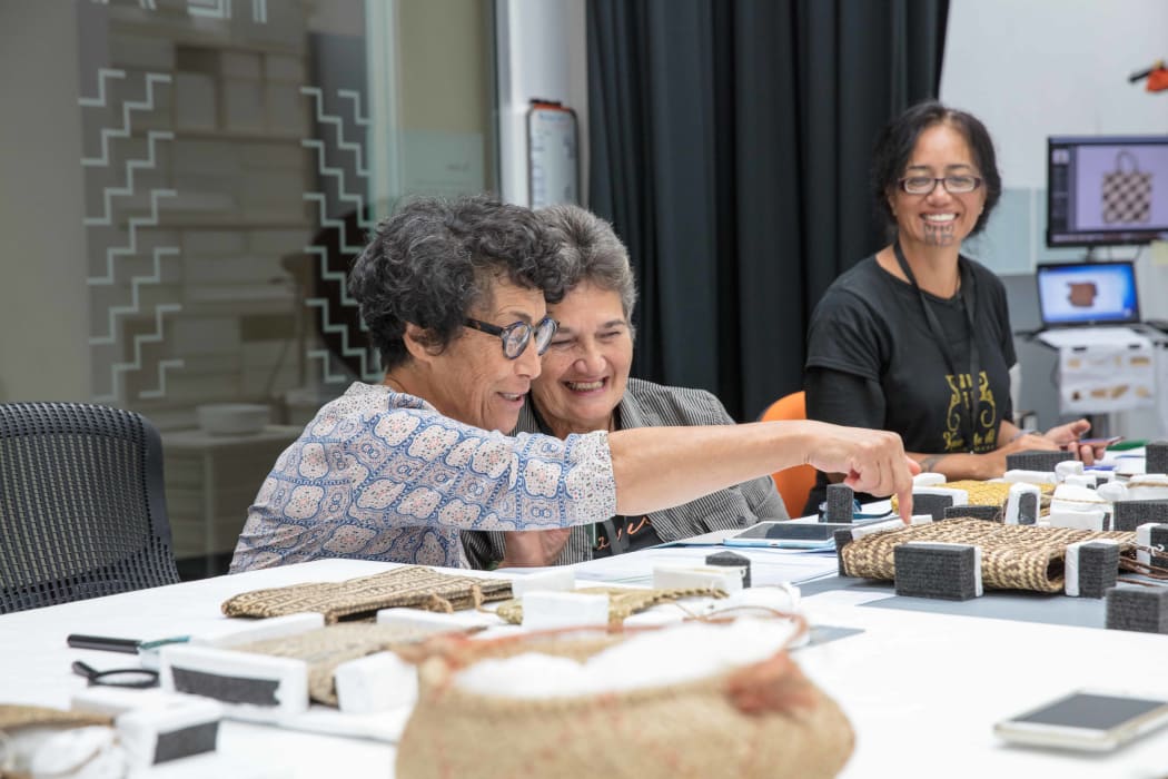 Rangi Te Kanawa, Christina Wirihana and Awhina Tamarapa viewing kete and stability of packaging.