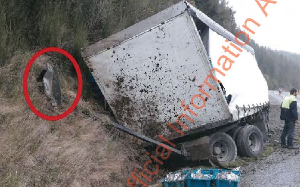 A picture of a trailer drawbeam, circled in red, that snapped off a truck near Murchison in August 2017