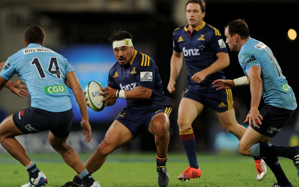 Ash Dixon looks for a gap while Highlanders skipper Ben Smith backs up