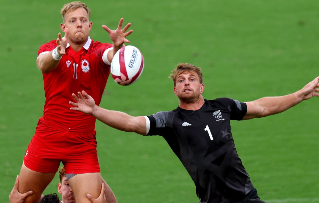Canada’s Harry Jones and Scott Curry of New Zealand, during the quarterfinal of the sevens at the Tokyo Olympics