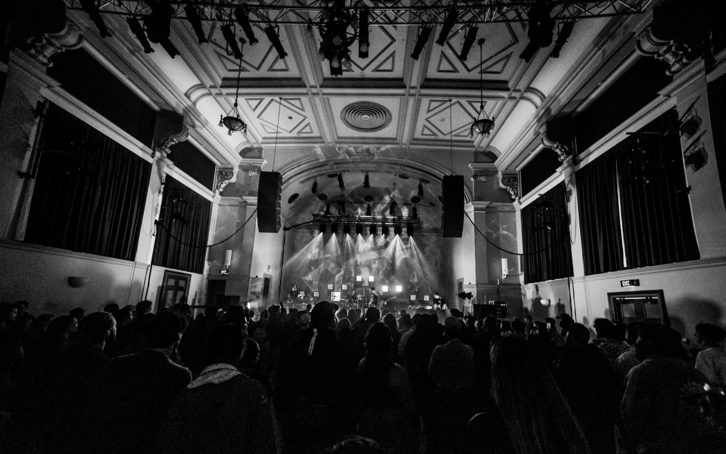 Diggy Dupé performing at the Auckland Town Hall.