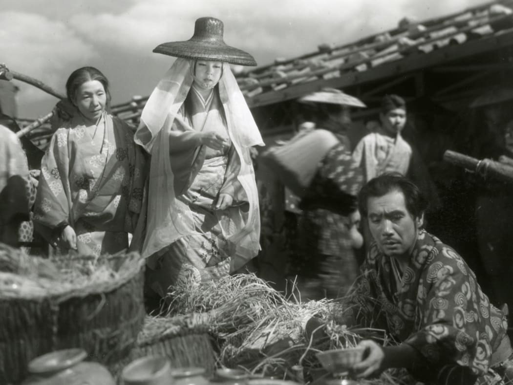 Genjurō the potter (Masayuki Mori) meets the mysterious Lady Wakasa (Machiko Kyō) and his life is about to take a supernatural turn.