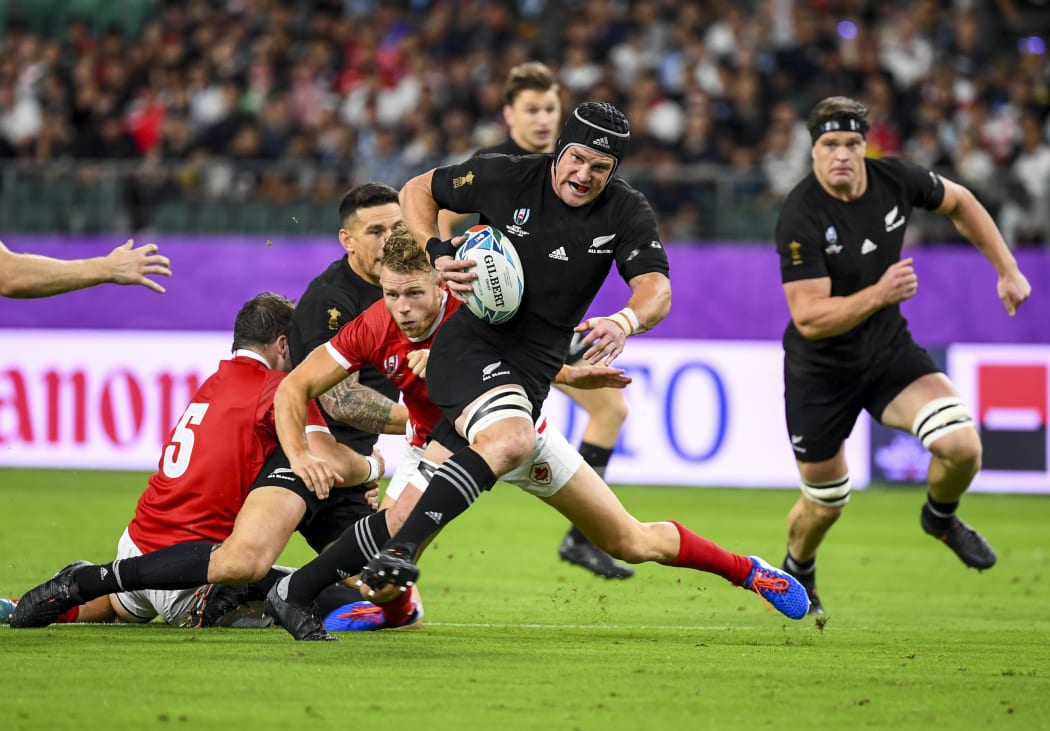 New Zealand's flanker Matt Todd (C) breaks a tackle during the Japan 2019 Rugby World Cup Pool B match between New Zealand and Canada at the Oita Stadium.