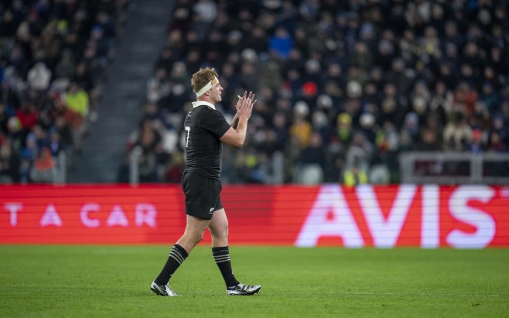 Sam Cane thanks the fans as he walks off the pitch to a standing ovation to mark his final All Blacks test match appearance.