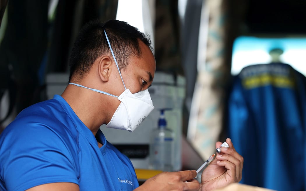 AUCKLAND, NEW ZEALAND - NOVEMBER 30: A nurse prepares the Covid-19 vaccine for the Te Whanau O Waipareira vax team who are vaccinating locals in Papakura as part of Whanau Ora campaign on November 30, 2021 in Auckland,