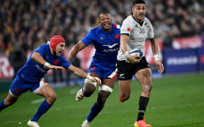 New-Zealand's wing Rieko Ioane runs for a try during the Autumn Nations Series rugby union match between France and New Zealand at the Stade de France in Saint-Denis, near Paris, on November 20, 2021. (Photo by Anne-Christine POUJOULAT / AFP)