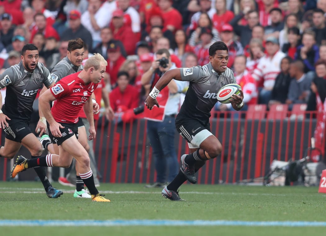 Seta Tamanivalu evades Ruan Combrinck and Ross Cronje of the Lions to score.