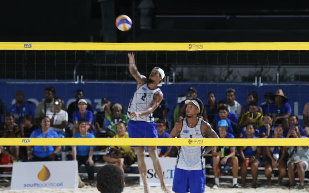 Tuvalu’s Isaac Ampex serves in their quarterfinal match against Fiji as his partner Malosa Saaga looks on. The Tuvaluans beat Fiji’s Wayne Fisher and Solimailagi Valentine by 2 sets to 1 to setup a semi-final with Solomon Islands’ Ray Quan and Tam Teriba. 30 November 2023