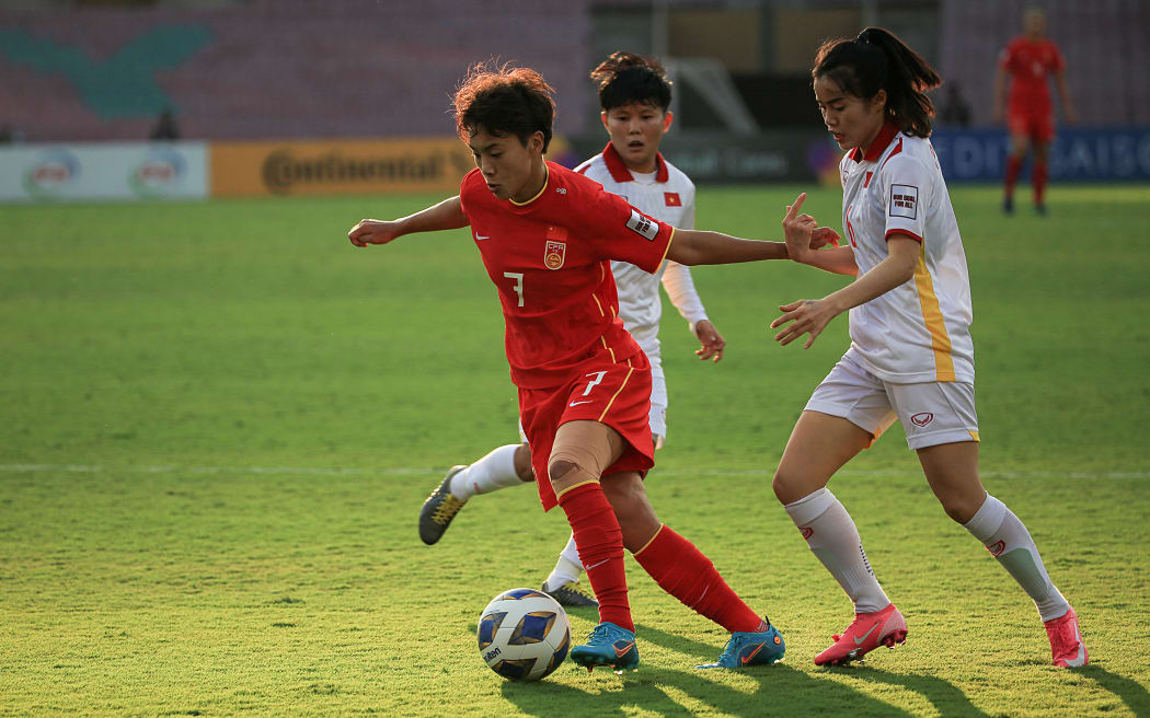 (220130) -- MUMBAI, Jan. 30, 2022 (Xinhua) -- Wang Shuang (L) of China breaks through during the 2022 AFC Women's Asian Cup quarterfinal match between China and Vietnam in Mumbai, India, Jan. 30, 2022. (Xinhua/Javed Dar) (Photo by Javed Dar / XINHUA / Xinhua via AFP)