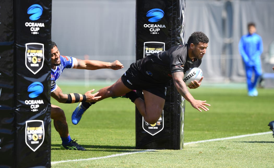 Viliame Kikau scores one of his two tries