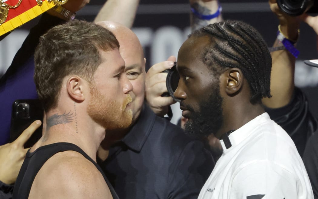 LAS VEGAS, NEVADA - SEPTEMBER 11: Undisputed super middleweight champion Canelo Alvarez (L) and Terence Crawford face off during a news conference at T-Mobile Arena on September 11, 2025 in Las Vegas, Nevada. Alvarez and Crawford are scheduled to fight on September 13, 2025, at Allegiant Stadium in Las Vegas.   Steve Marcus/Getty Images/AFP (Photo by Steve Marcus / GETTY IMAGES NORTH AMERICA / Getty Images via AFP)