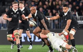 New Zealand's Tupou Vaa'i (C) is tackled by England's Sam Underhill (2nd R) during the rugby union Test match between the New Zealand All Blacks and England at Forsyth Barr Stadium in Dunedin on July 6, 2024. (Photo by Sanka Vidanagama / AFP)