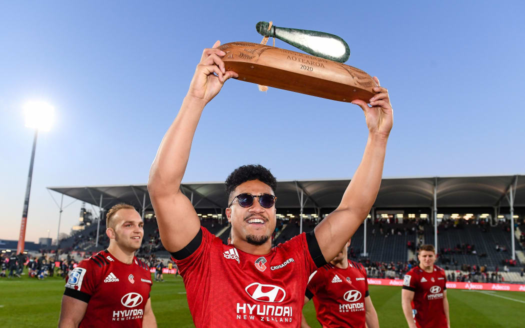 Leicester Faingaanuku of the Crusaders with the Super Rugby Aotearoa trophy 2020.