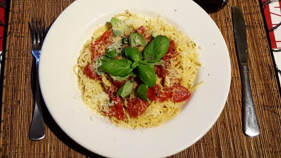 Balsamic cherry tomato pasta